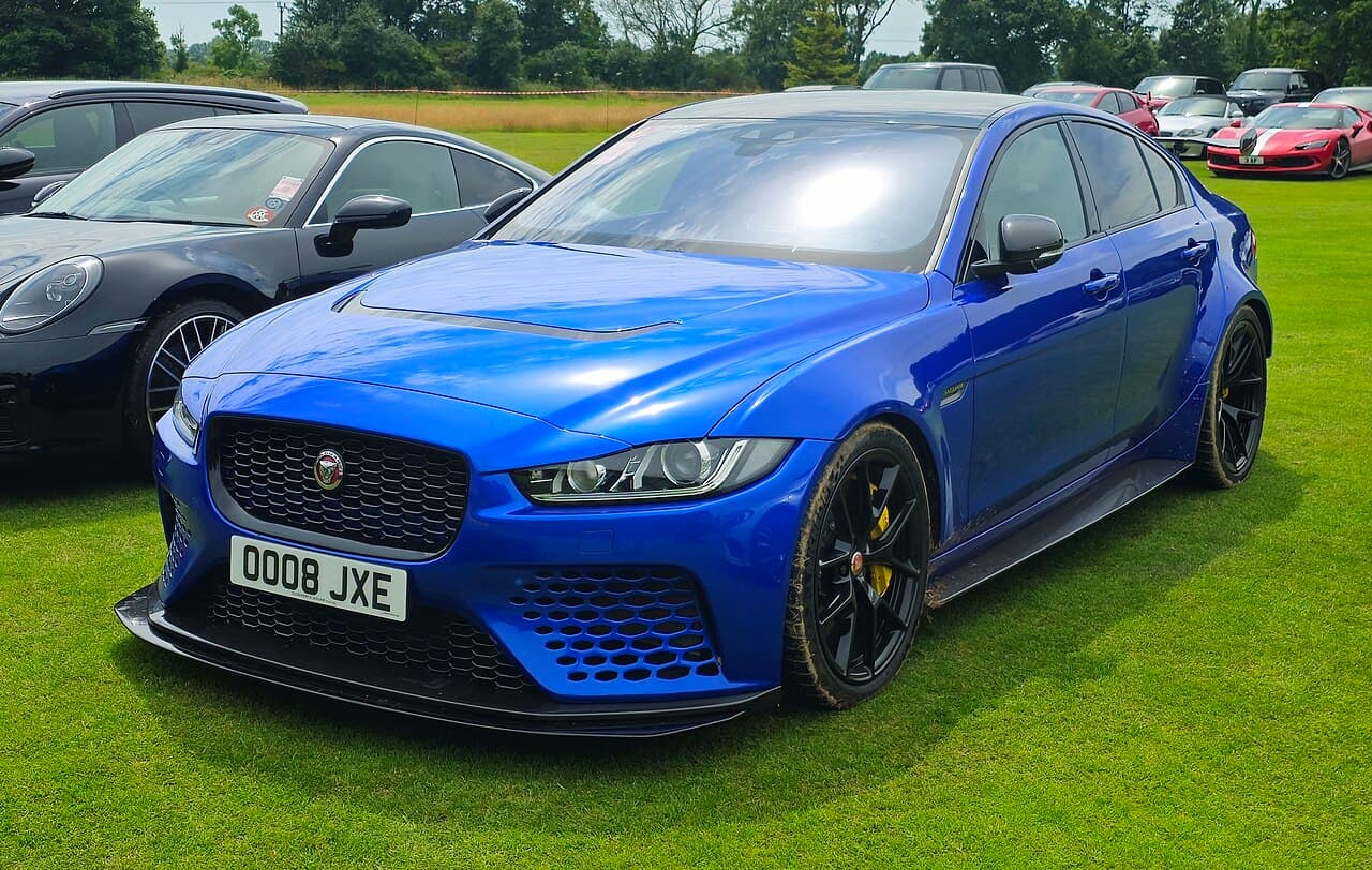 재규어 XE SV 프로젝트 8 실제 차량 사진