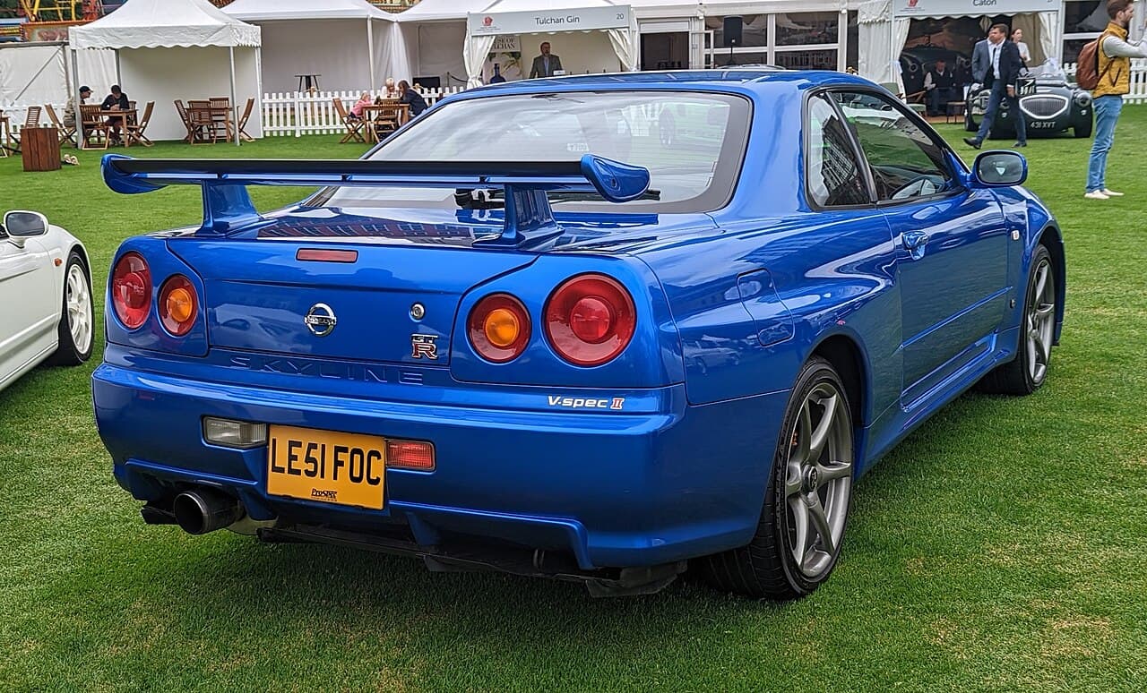 닛산 스카이라인 GT-R R34 양산 차량. 분노의 질주: 더 오리지널과 같은 모델의 참고 사진이며 영화 스틸이 아닙니다.