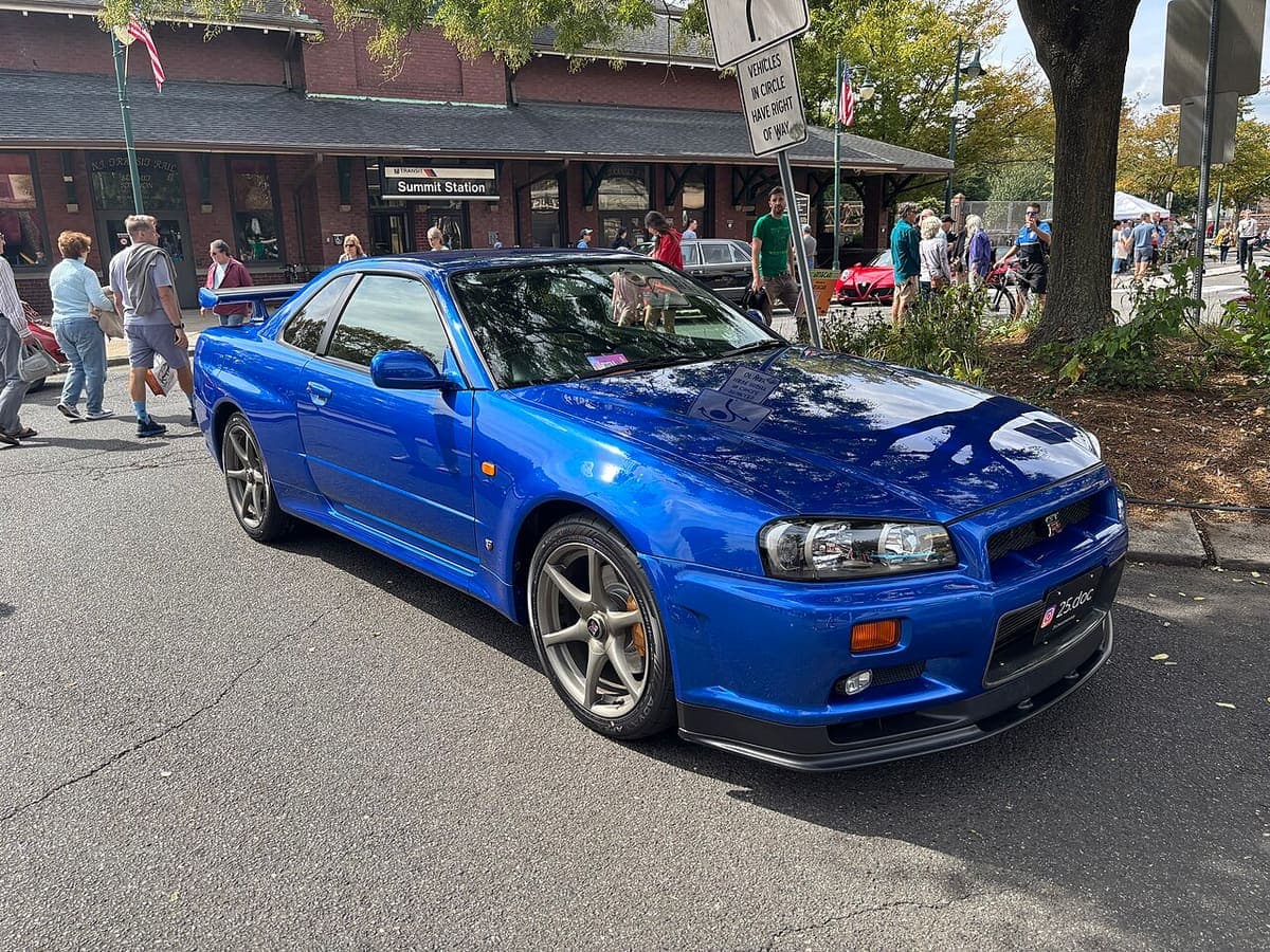 닛산 스카이라인 GT-R R34 양산 차량. 패스트 & 퓨리어스 2와 같은 모델의 참고 사진이며 영화 스틸이 아닙니다.